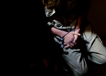 עזתי אזוק ולבוש מדים ששימש חיילים כמגן אנושי בנוהל יתוש - רפיח, יולי 24׳ (צילום: אורן כהן פלאש 90)