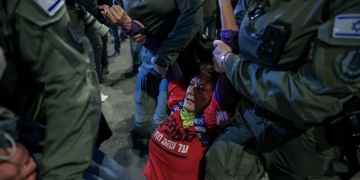 ההפגנה לאחר פרסום הסרטון של לירי אלבג במוצ״ש הייתה סוערת מהרגיל | צילום: פלאש 90