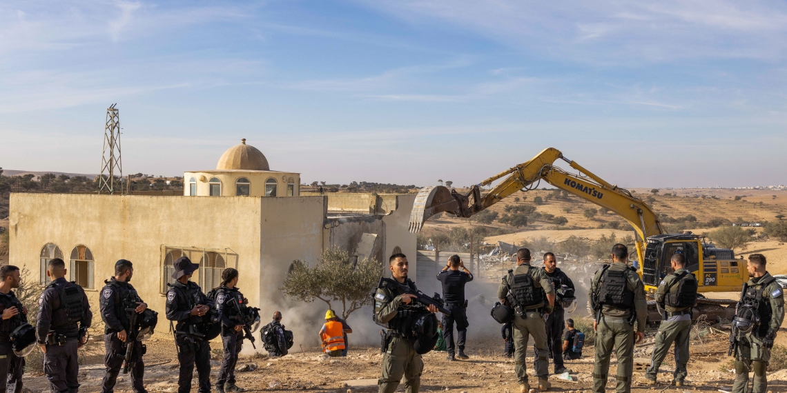 פינוי אום אל חיראן בנובמבר האחרון. המשפחה גרה מ-2017 תחת הריסות | צילום: פלאש 90
