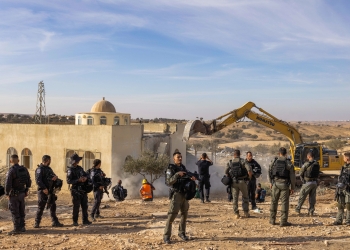 פינוי אום אל חיראן בנובמבר האחרון. המשפחה גרה מ-2017 תחת הריסות | צילום: פלאש 90