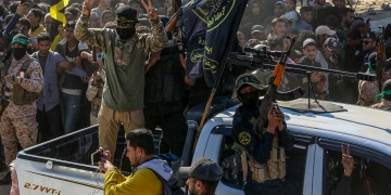 מראות החמושים על הטנדרים תקעו סיכה בבלוני ״הנצחון המוחלט״ ו״הכרענו את היכולות הצבאיות של החמאס״ 
 Abed Rahim)
(Khatib/Flash90