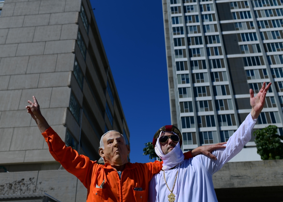 מפגינים אתמול מחוץ לבית המשפט המחוזי בת״א, לקראת עדות נוספת במשפט נתניהו | צילום: תומר נויברג פלאש 90