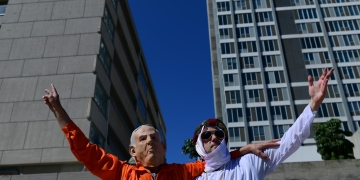 מפגינים אתמול מחוץ לבית המשפט המחוזי בת״א, לקראת עדות נוספת במשפט נתניהו | צילום: תומר נויברג פלאש 90