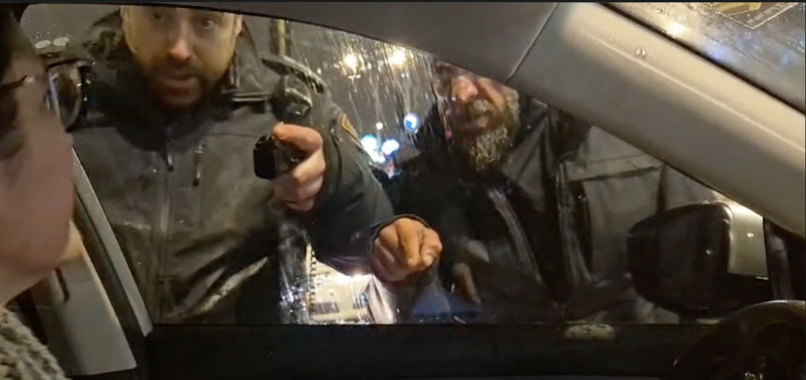 השוטר והאקדח השלוף | צילום מסך