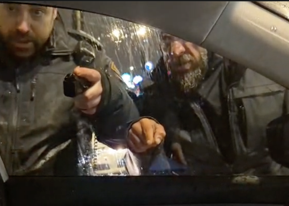 השוטר והאקדח השלוף | צילום מסך