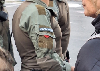 עם פאטצ׳ים של המשמר הלאומי על הזרוע: הצבא חזר למלחמה בעזה, המשטרה חזרה למלחמה במפגינים