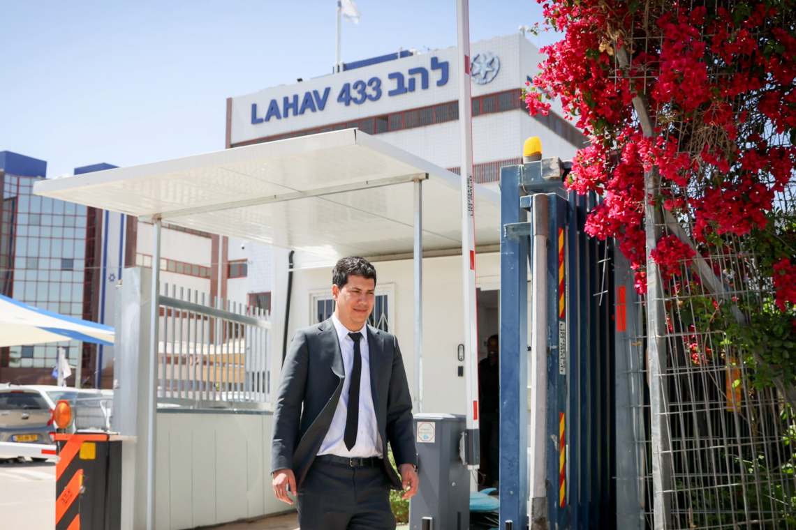 חדד יוצא ממשרדי להב 433 לאחר שיועץ רה״מ יונתן אוריך נעצר במסגרת פרשת קאטרגייט | צילום: יונתן שאול, פלאש 90