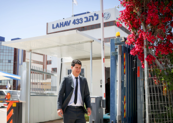 חדד יוצא ממשרדי להב 433 לאחר שיועץ רה״מ יונתן אוריך נעצר במסגרת פרשת קאטרגייט | צילום: יונתן שאול, פלאש 90