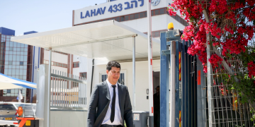 חדד יוצא ממשרדי להב 433 לאחר שיועץ רה״מ יונתן אוריך נעצר במסגרת פרשת קאטרגייט | צילום: יונתן שאול, פלאש 90