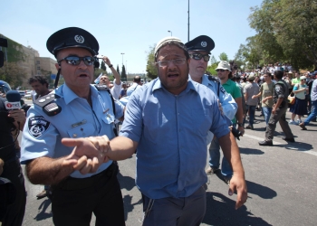 בתמונה בן גביר נעצר ליד הכנסת ב-2012 | צילום: יונתן סינדל, פלאש 90