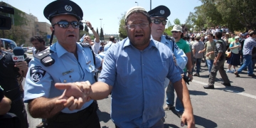 בתמונה בן גביר נעצר ליד הכנסת ב-2012 | צילום: יונתן סינדל, פלאש 90