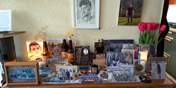 עמדת ההנצחה לזכר שי טרמין בביתו שבראש פינה. צילום: באדיבות המשפחה