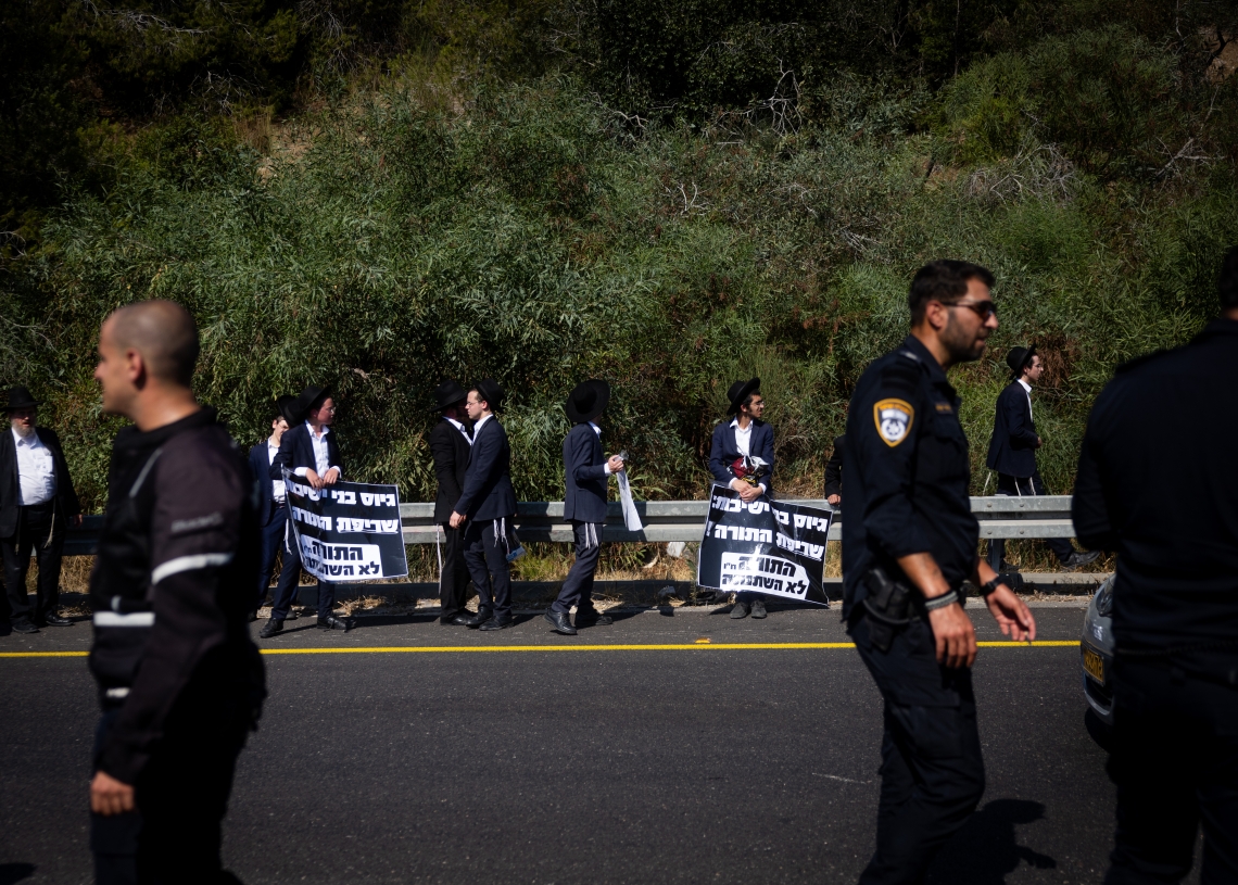 שוטרים ומפגינים מחוץ למתחם הכנס של חטיבת החשמונאים בלטרון. וסרמן תקף לכאורה אזרחים בניגוד לחוק | צילום: יהונתן סינדל, פלאש 90