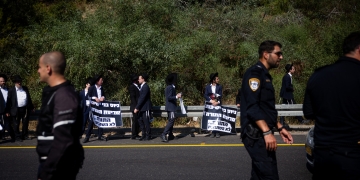 שוטרים ומפגינים מחוץ למתחם הכנס של חטיבת החשמונאים בלטרון. וסרמן תקף לכאורה אזרחים בניגוד לחוק | צילום: יהונתן סינדל, פלאש 90