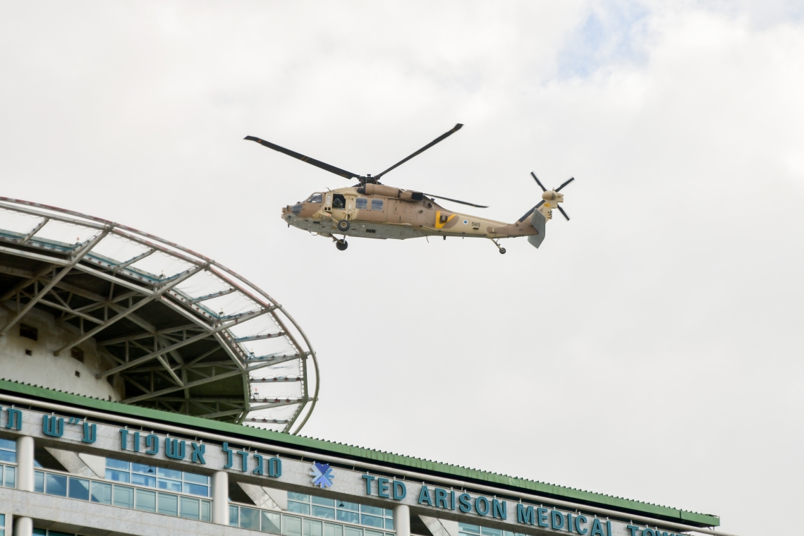 מסוק צבאי נוחת על גג בית החולים איכילוב | צילום: אבשלום ששוני, פלאש 90