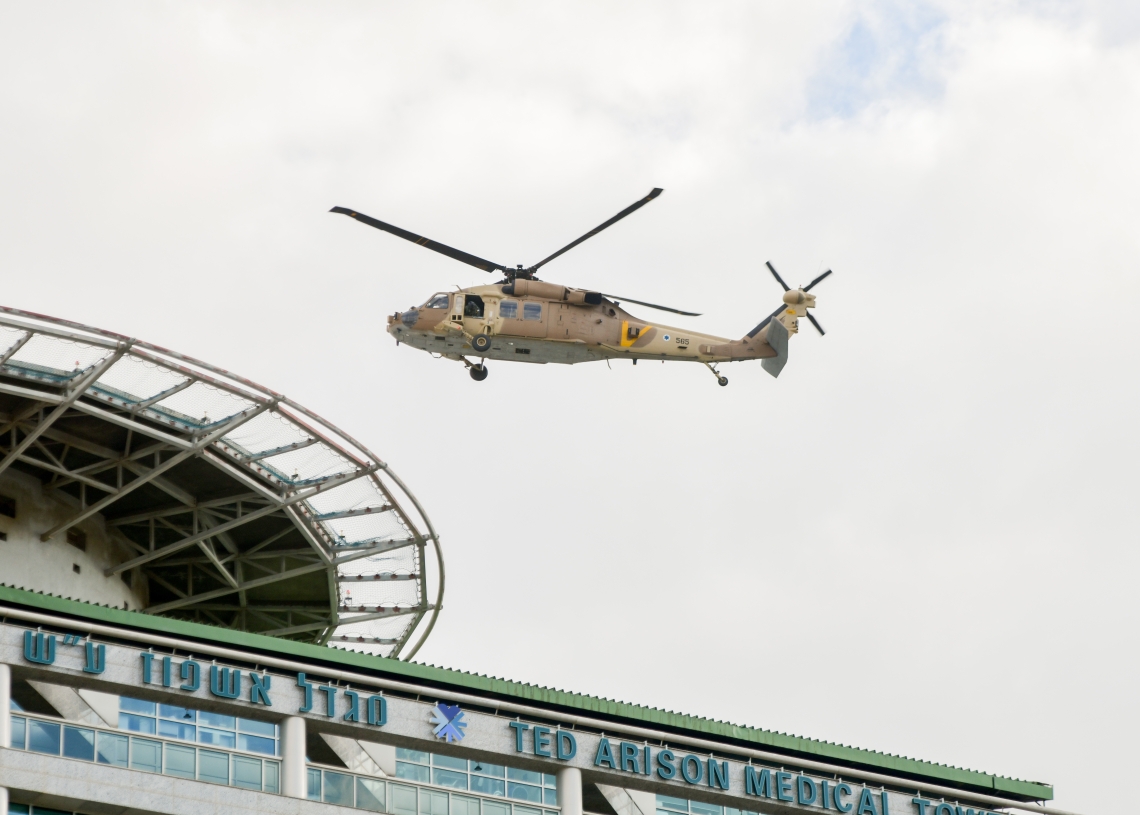 מסוק צבאי נוחת על גג בית החולים איכילוב | צילום: אבשלום ששוני, פלאש 90