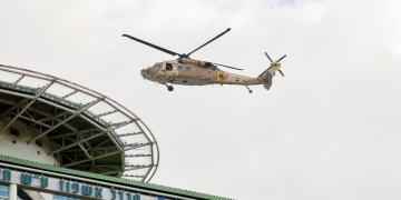 מסוק צבאי נוחת על גג בית החולים איכילוב | צילום: אבשלום ששוני, פלאש 90