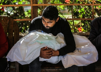 אב בלווית בנו שנהרג במתקפה על בית החולים ״נאצר״ בחאן יונס ב-7 במאי | צילום: פלאש 90