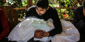 אב בלווית בנו שנהרג במתקפה על בית החולים ״נאצר״ בחאן יונס ב-7 במאי | צילום: פלאש 90