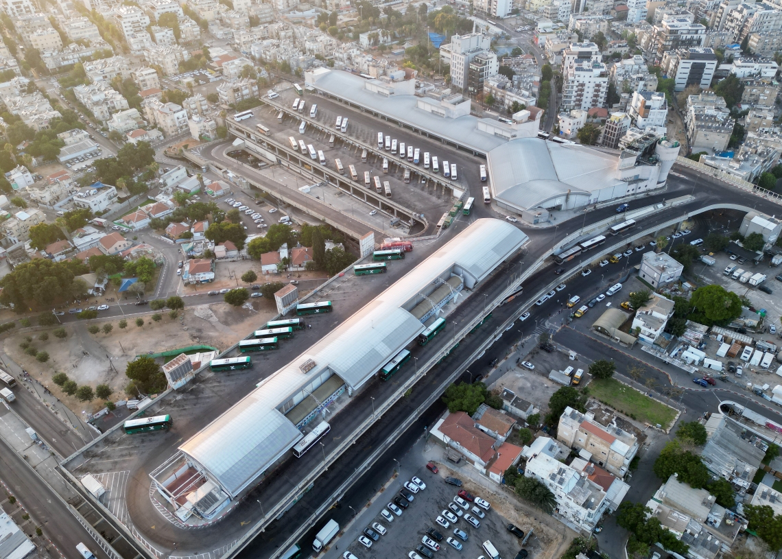 מתחם התחנה המרכזית החדשה בתל אביב, להקיף אותו בזמן אזעקה זו משימה בלתי אפשרית גם בשביל טובי האתלטים | צילום: עומר פיכמן, פלאש 90