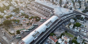 מתחם התחנה המרכזית החדשה בתל אביב, להקיף אותו בזמן אזעקה זו משימה בלתי אפשרית גם בשביל טובי האתלטים | צילום: עומר פיכמן, פלאש 90