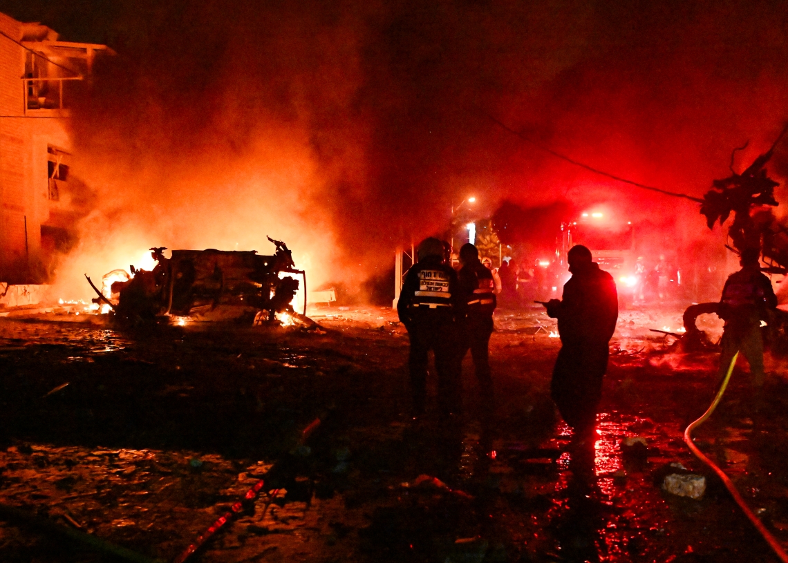 כוחות הצלה הערב בזירת הנפילה בחיפה | צילום: פלאש90