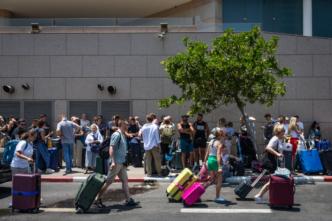 אזרחים זרים ממתינים לפינוי דרך גבולות יבשתיים | צילום: חיים גולדברג, פלאש 90