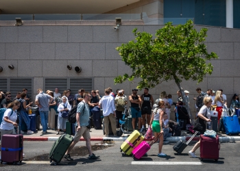 אזרחים זרים ממתינים לפינוי דרך גבולות יבשתיים | צילום: חיים גולדברג, פלאש 90