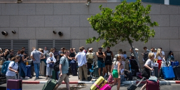 אזרחים זרים ממתינים לפינוי דרך גבולות יבשתיים | צילום: חיים גולדברג, פלאש 90