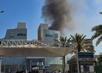 פגיעה ישירה בבית החולים סורוקה, באר-שבע | צילום: פלאש 90