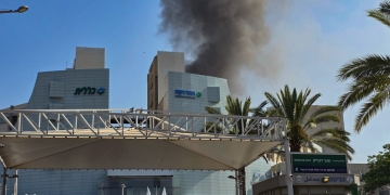 פגיעה ישירה בבית החולים סורוקה, באר-שבע | צילום: פלאש 90