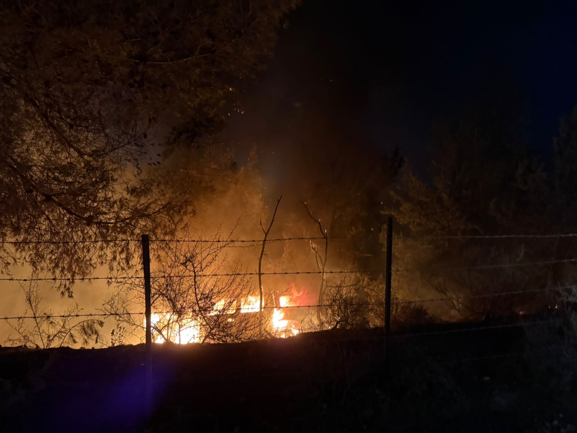 תיעוד רכבו של אדרי עולה באש על ידי לוחמי האש שהגיע ולמקום | צילום: דוברות כבאות והצלה