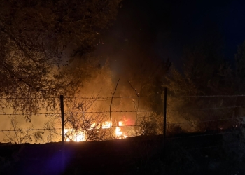 תיעוד רכבו של אדרי עולה באש על ידי לוחמי האש שהגיע ולמקום | צילום: דוברות כבאות והצלה