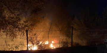 תיעוד רכבו של אדרי עולה באש על ידי לוחמי האש שהגיע ולמקום | צילום: דוברות כבאות והצלה