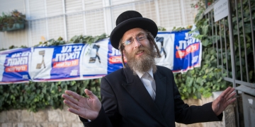 ח״כ יעקב יואל טסלר בזמן קמפיין הבחירות של יהדות התורה לכנסת | צילום: חיים גולדברג, פלאש 90