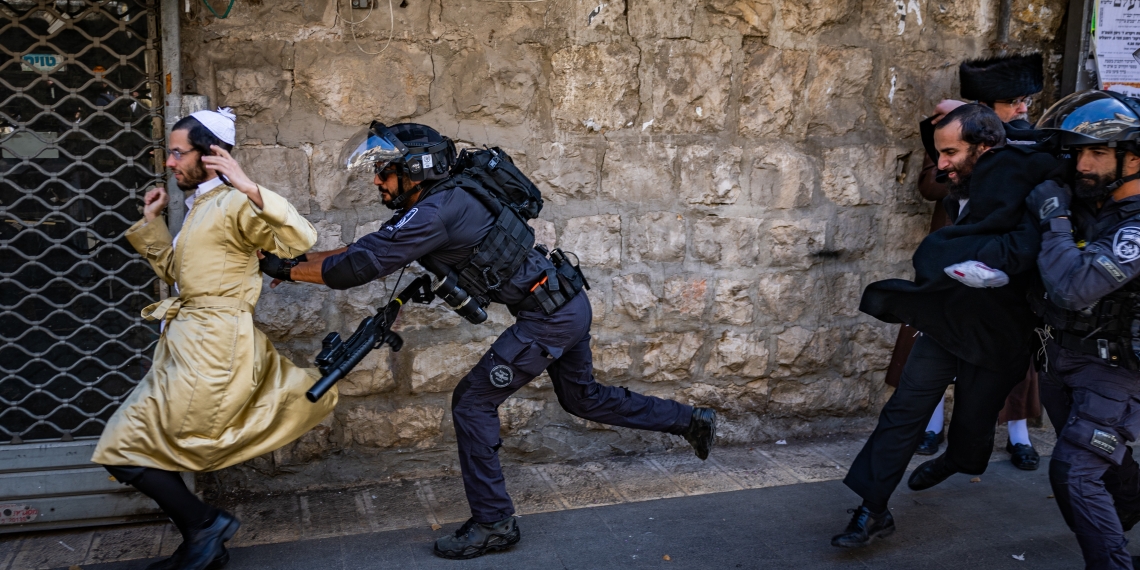 שוטר רודף אחרי מפגין בהפגנה בירושלים | צילום: חיים גולדברג, פלאש 90