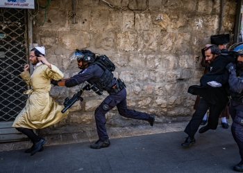 שוטר רודף אחרי מפגין בהפגנה בירושלים | צילום: חיים גולדברג, פלאש 90