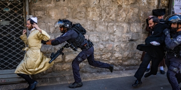 שוטר רודף אחרי מפגין בהפגנה בירושלים | צילום: חיים גולדברג, פלאש 90