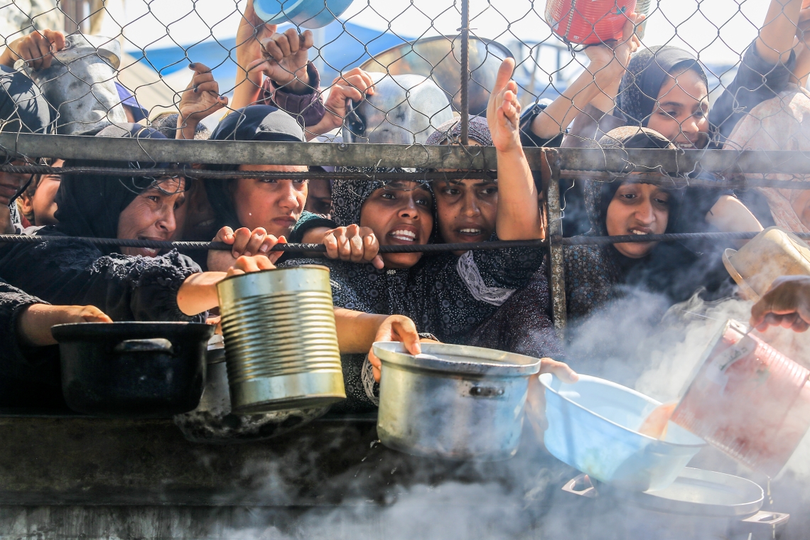 נשים פלסטיניות בתור לחלוקת מזון בעזה | צילום: פלאש 90