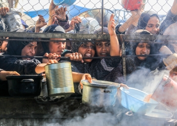 נשים פלסטיניות בתור לחלוקת מזון בעזה | צילום: פלאש 90