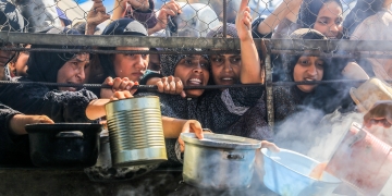 נשים פלסטיניות בתור לחלוקת מזון בעזה | צילום: פלאש 90