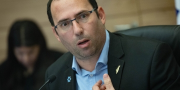 מנצל לרעה את סמכותה המכוננת של הכנסת | שמחה רוטמן, צילום: יונתן סינדל, פלאש 90