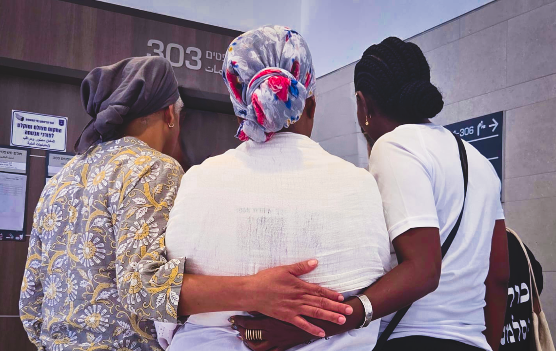 פרנסוס סלמסה, אמו של יוסף, נתמכת בבני משפחה מחוץ לאולם בית המשפט הבוקר | צילום: סיון תהל