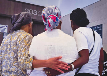 פרנסוס סלמסה, אמו של יוסף, נתמכת בבני משפחה מחוץ לאולם בית המשפט הבוקר | צילום: סיון תהל