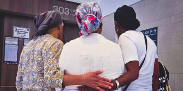 פרנסוס סלמסה, אמו של יוסף, נתמכת בבני משפחה מחוץ לאולם בית המשפט הבוקר | צילום: סיון תהל