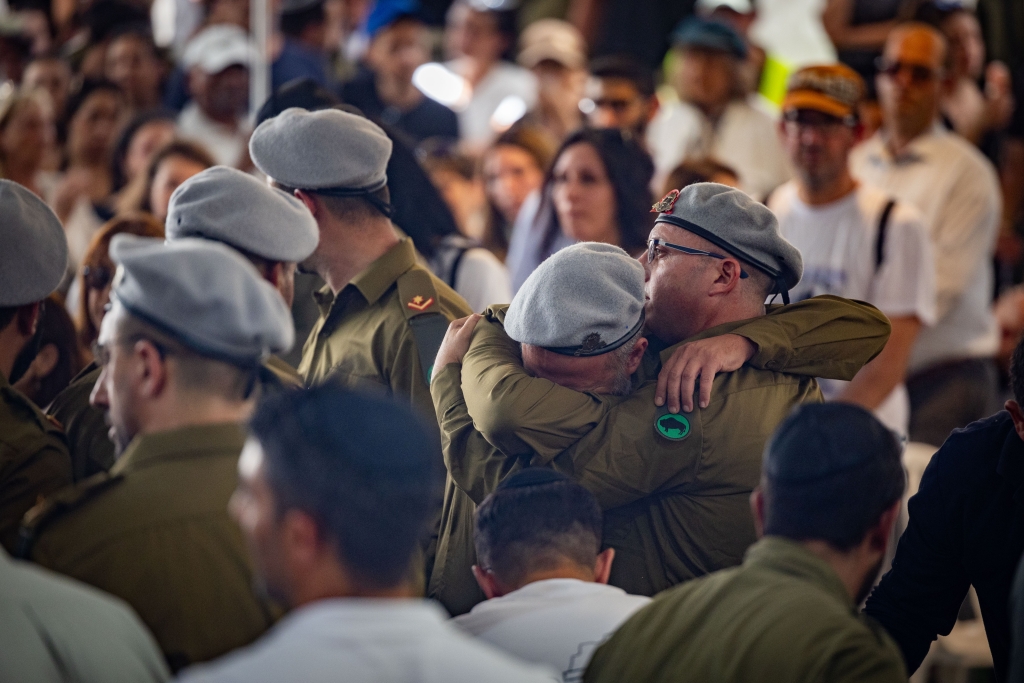 הלוויתו של לוחם המילואים, אלירן מזרחי, ששם קץ לחייו לפני כשנה | צילום: יונתן סינדל, פלאש 90