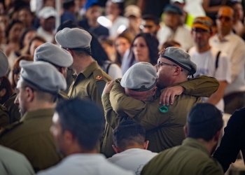 הלוויתו של לוחם המילואים, אלירן מזרחי, ששם קץ לחייו לפני כשנה | צילום: יונתן סינדל, פלאש 90