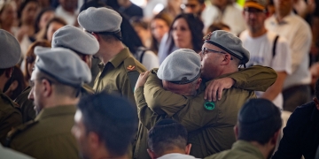 הלוויתו של לוחם המילואים, אלירן מזרחי, ששם קץ לחייו לפני כשנה | צילום: יונתן סינדל, פלאש 90