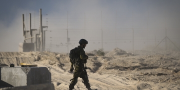 חייל בגבול עזה | צילום: מיכאל גלעדי, פלאש 90