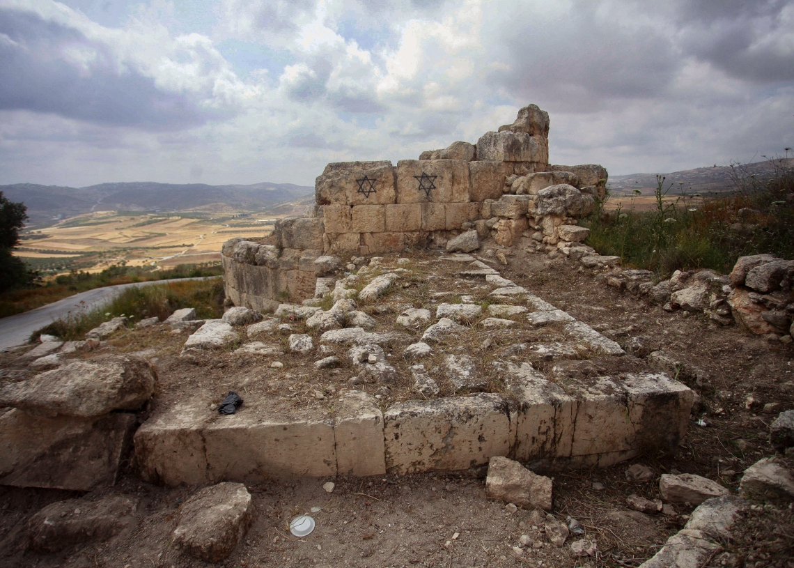 גרפיטי של מגן דוד שרוסס על האתר הארכיאולוגי בסבטיה, ליד העיר שכם | צילום: Nasser Ishtayeh/Flash90